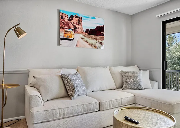Modern 1b1b With Free Parking Apartment