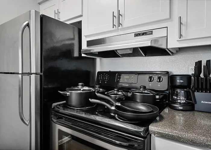 Modern 1b1b With Free Parking Apartment *