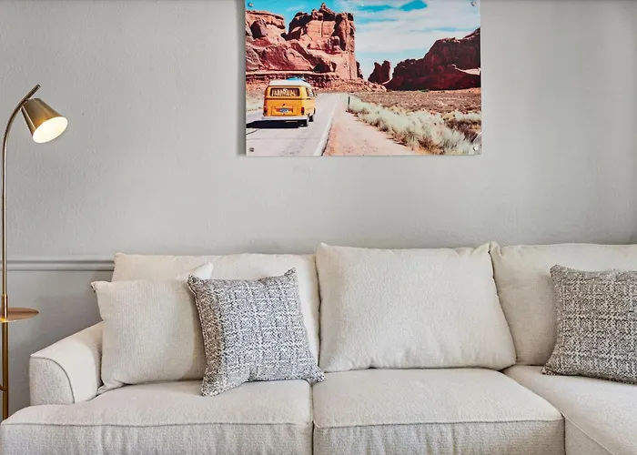 Modern 1b1b With Free Parking Apartment