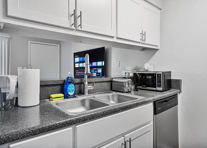 Modern 1b1b With Free Parking Apartment